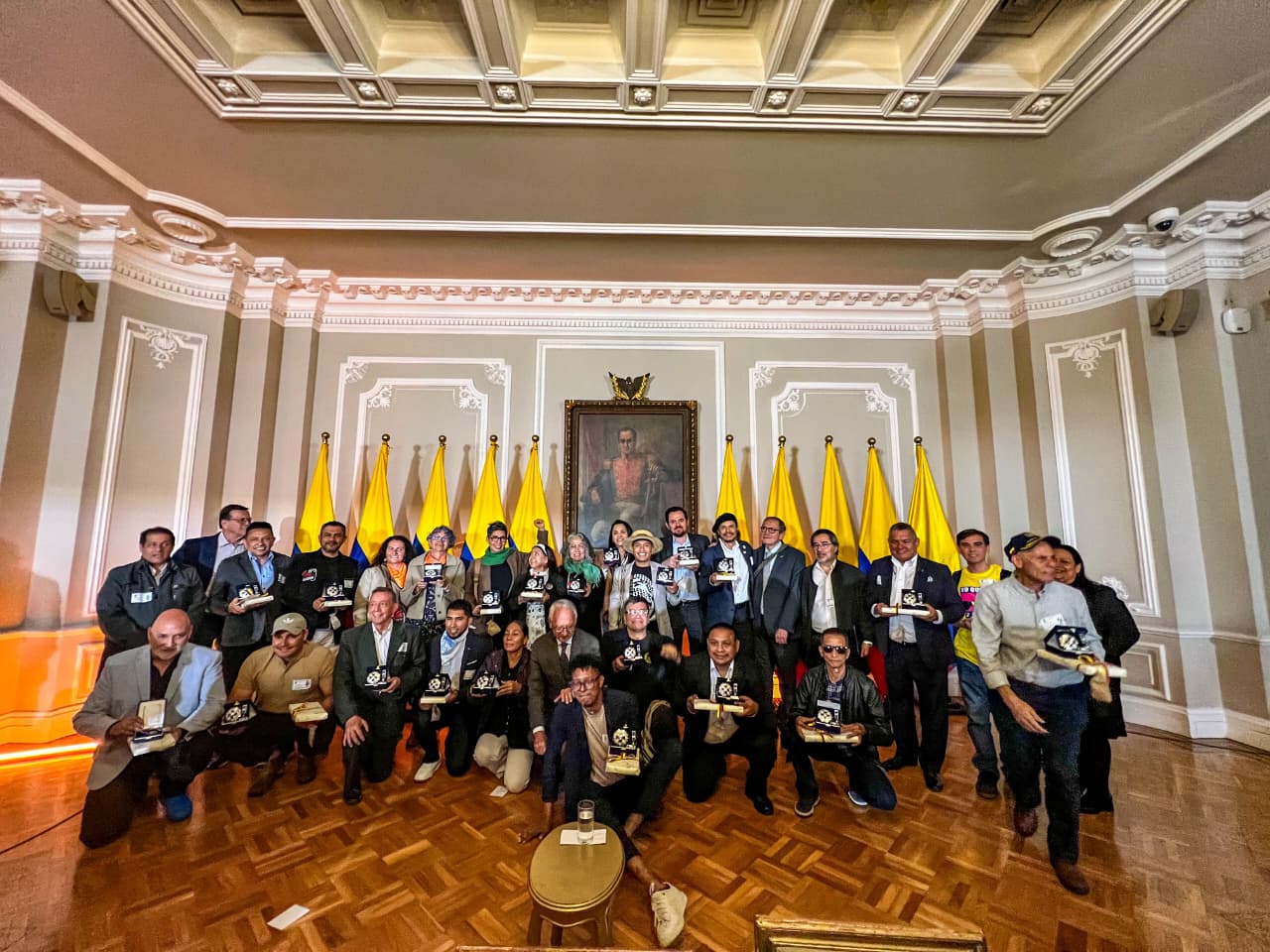 Equipo y aliados durante la ceremonia